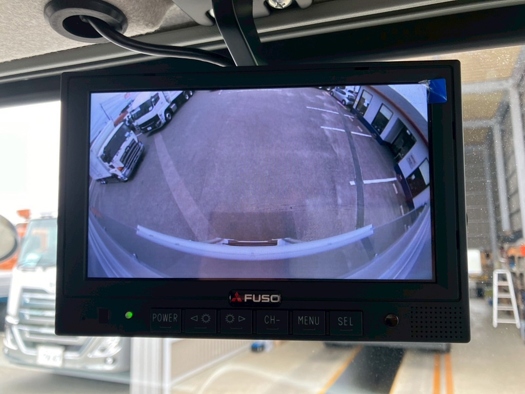 液晶バックモニター付きです。|三菱 ファイター 2KG-FK65F(2WD)の写真21