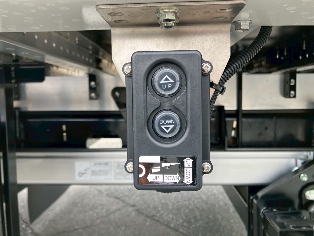 ゲートの昇降スイッチです。|三菱 ファイター 2KG-FK65F(2WD)の写真15