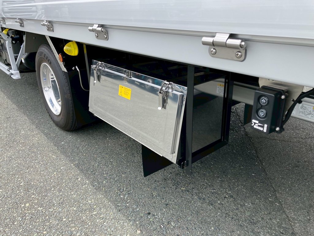 ボディー助手席側後方にステンレス製の工具箱が付いています。|三菱 ファイター 2KG-FK65F(2WD)の写真17