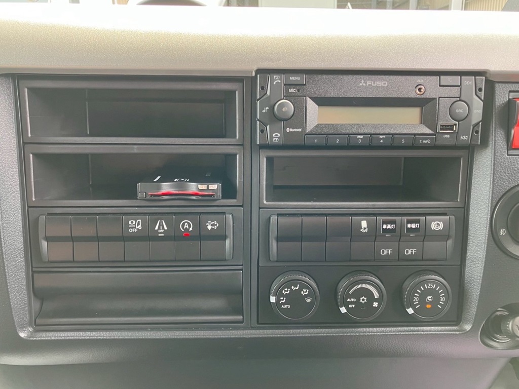 インパネ周りの状態です。|三菱 ファイター 2KG-FK65F(2WD)の写真24