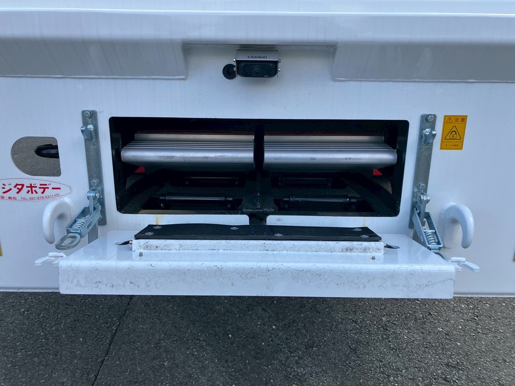 リヤレール中央に歩みを格納できます。|日野 プロフィア 2DG-FS1AJEの写真16