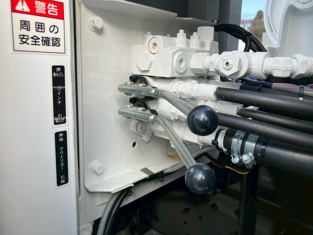 ウインチ 及び アウトリガーの操作レバーです。|日野 プロフィア 2DG-FS1AJEの写真17