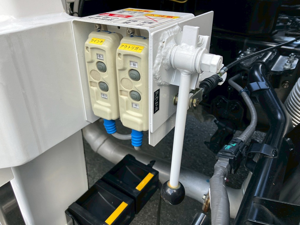 ウインチ 及び アウトリガーの操作スイッチです。|日野 プロフィア 2DG-FS1AJEの写真18