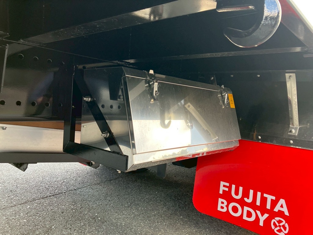 ボディー運転席側後方にステンレス製の工具箱が付いています。|日野 プロフィア 2DG-FS1AJEの写真19