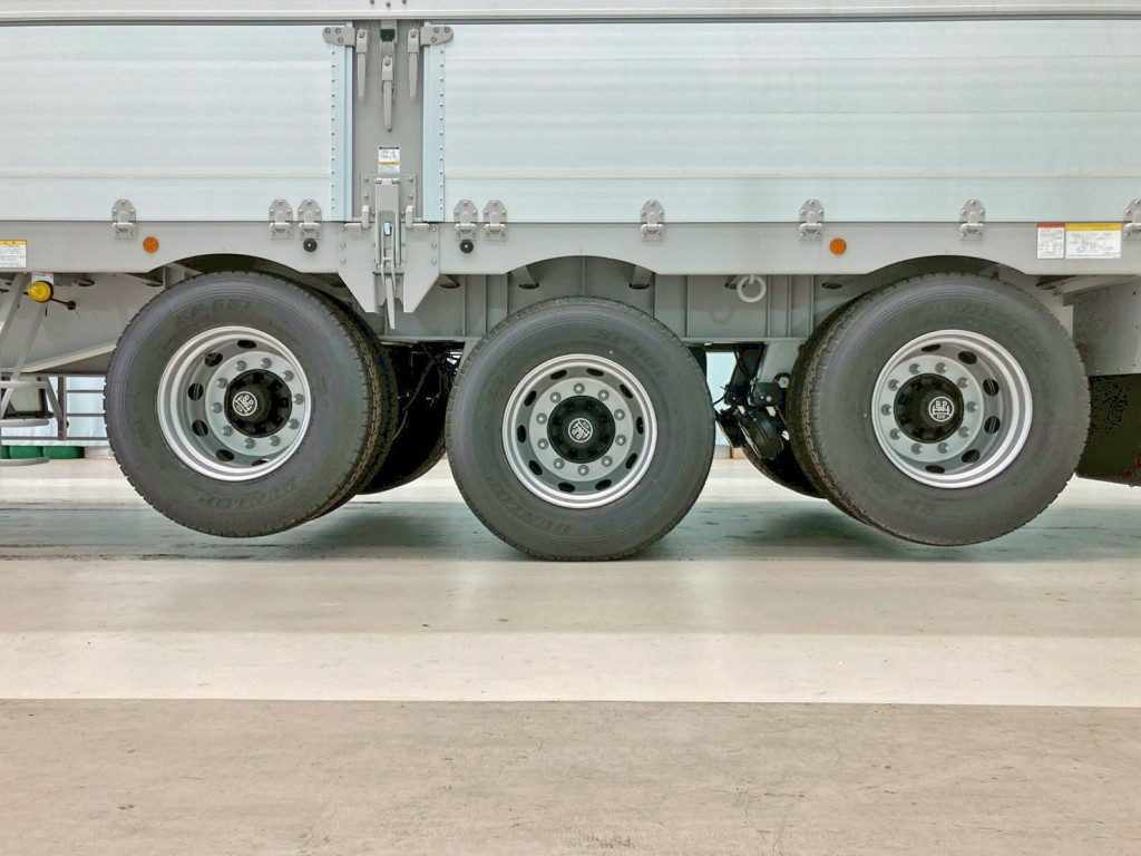リフトアクスル機能付きです。(1・3軸目がリフトアップします)|トレクス  PFB34118改の写真13