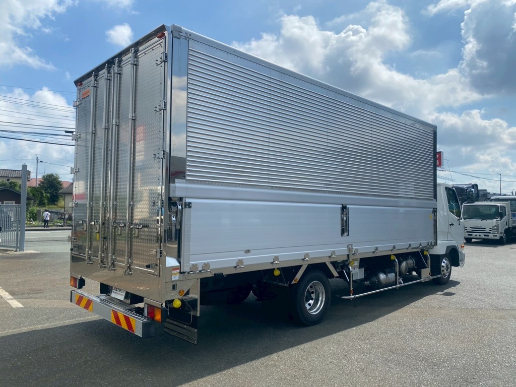 門口、ロッド4本掛け、丁番もステンレスです|三菱 ファイター 2KG-FK65F(2WD)の写真3