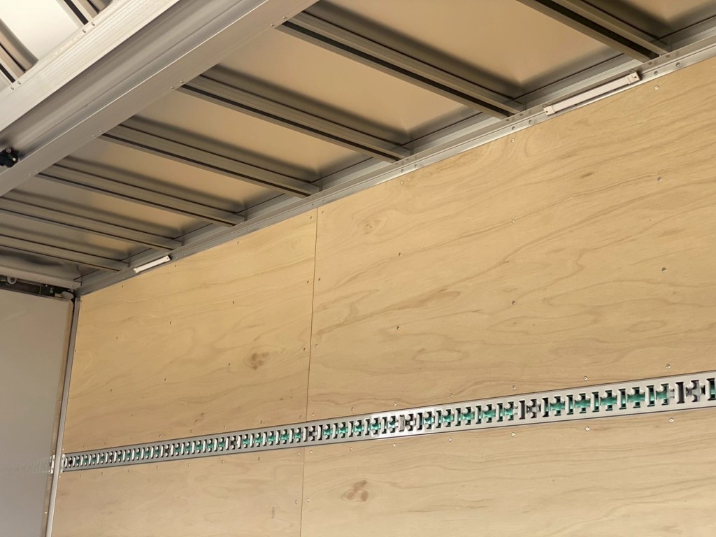 ウイングコーナーにLEDの作業灯が付いてます|三菱 ファイター 2KG-FK65F(2WD)の写真8