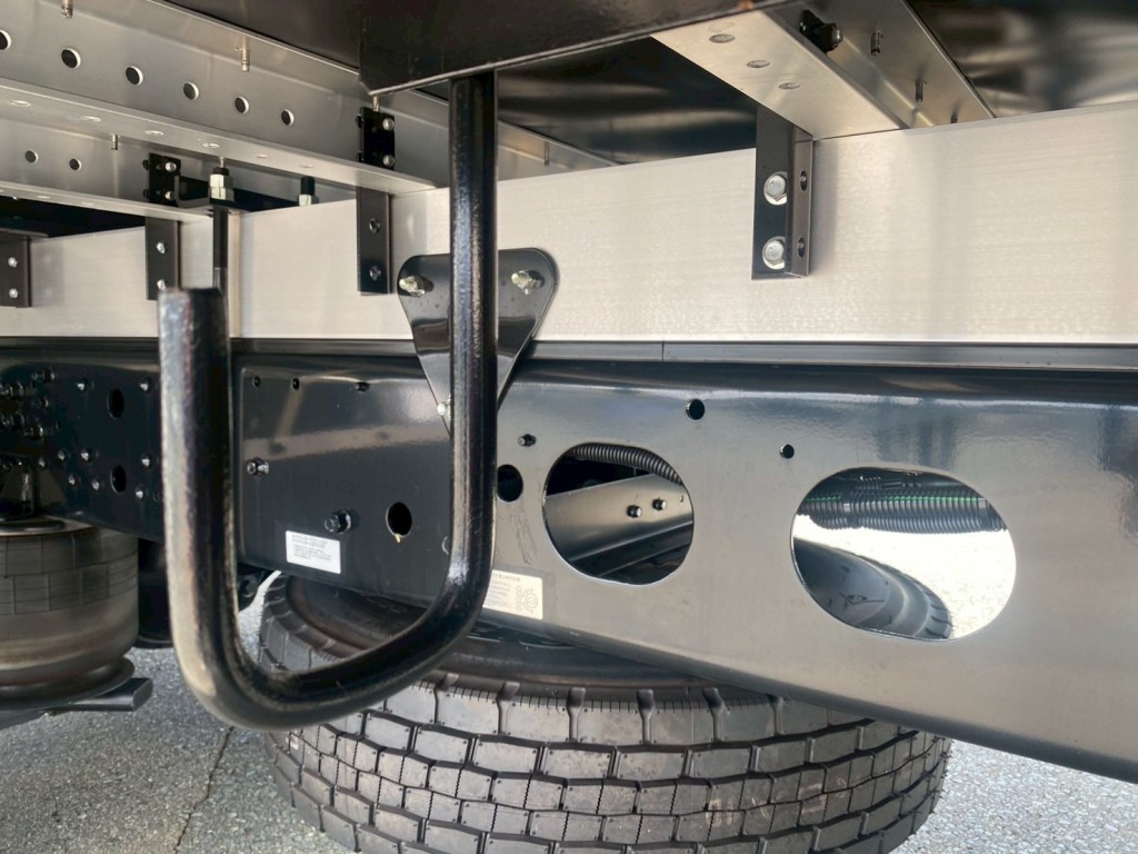 ネタは縦横共にアルミ型材です|三菱 ファイター 2KG-FK65F(2WD)の写真9