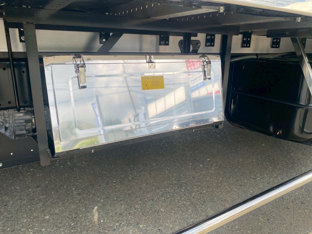 左側にステンレス工具箱が付いてます|三菱 ファイター 2KG-FK65F(2WD)の写真12