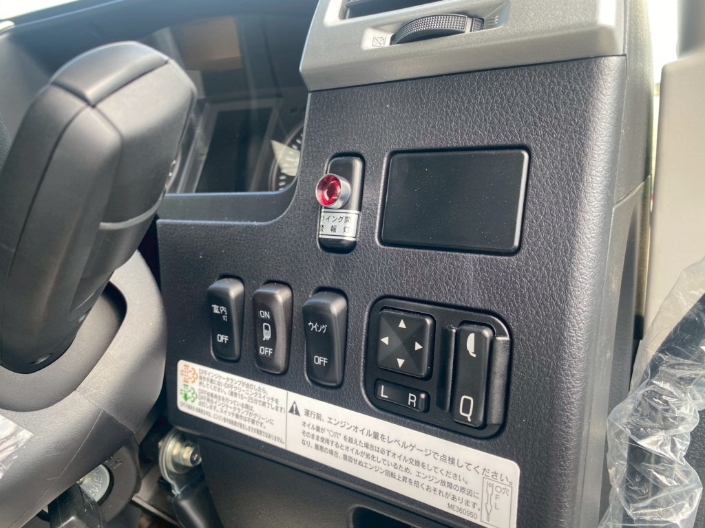 ウイングのメインスイッチは右側に付いてます|三菱 ファイター 2KG-FK65F(2WD)の写真21