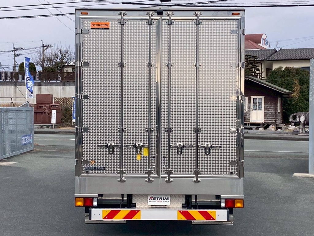 リア扉表面にウロコステンが張ってあります。(ハンマーロックはステンレス製です)|三菱 ファイター 2KG-FK65F(2WD)の写真8