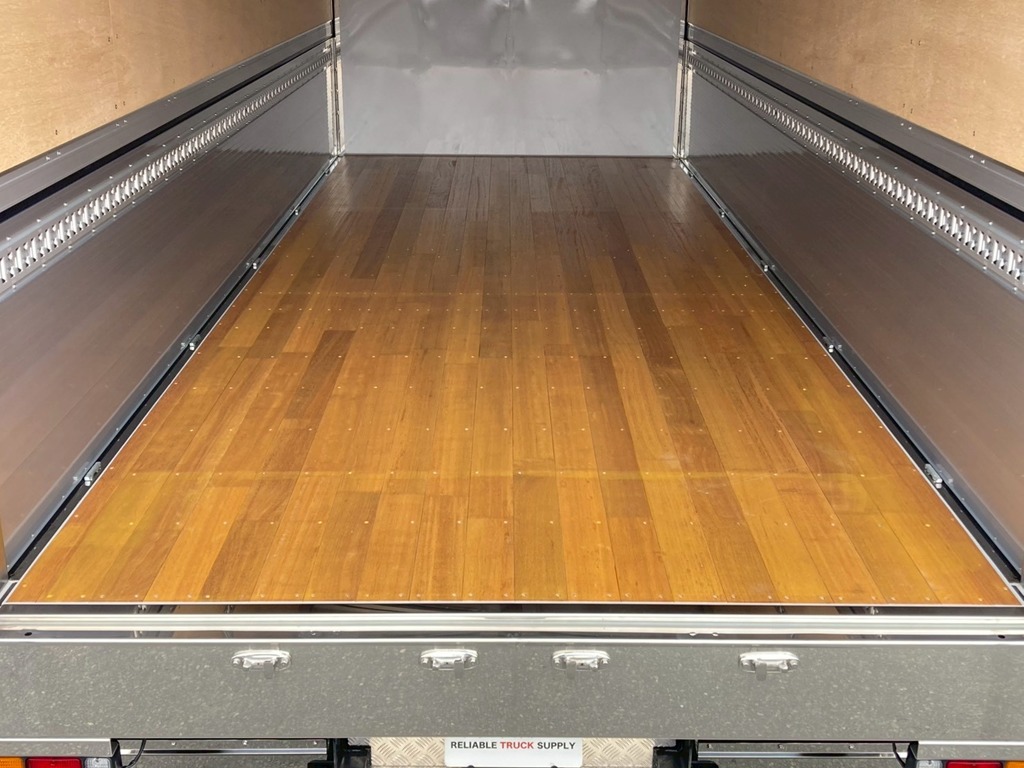 床は板張りです。|三菱 ファイター 2KG-FK65F(2WD)の写真10