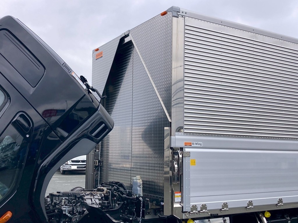 プロテクター前側にウロコステンが張られています。|三菱 ファイター 2KG-FK65F(2WD)の写真13