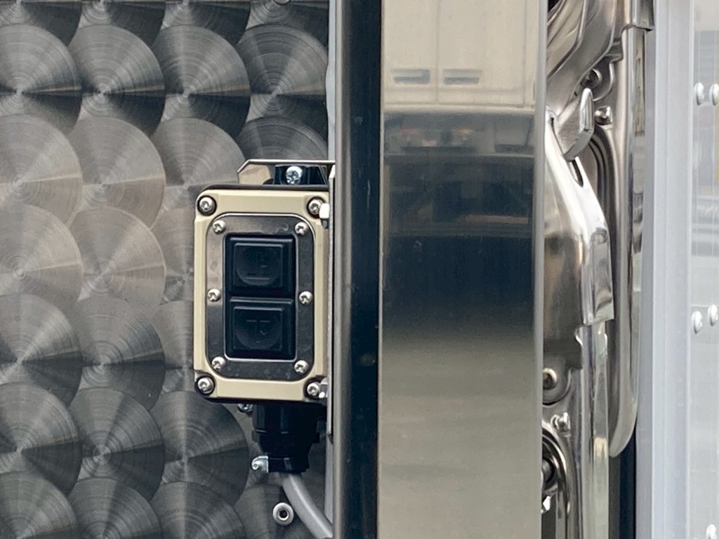 ウイング前方にウイング開閉スイッチが付いています。|三菱 ファイター 2KG-FK65F(2WD)の写真14