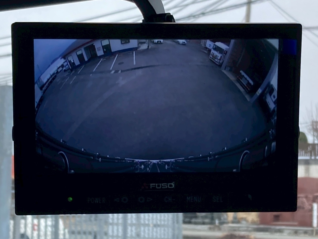 液晶バックモニター付きです。|三菱 ファイター 2KG-FK65F(2WD)の写真18