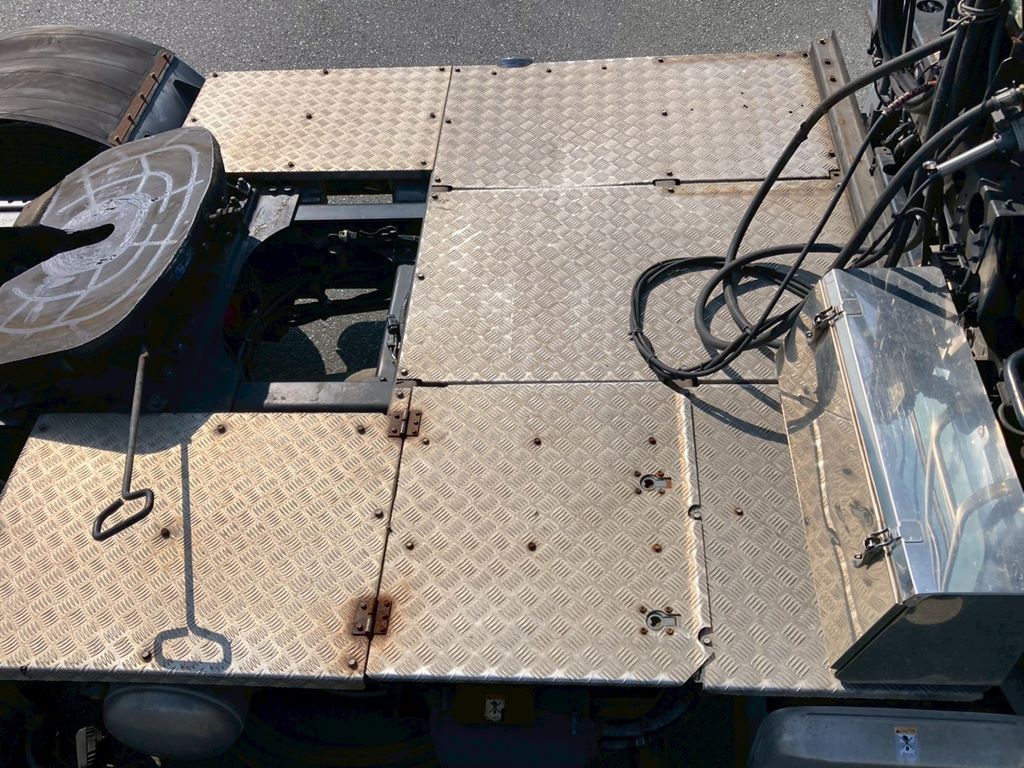 踊場はアルミシマ板です|UDトラックス クオン QKG-GK6XADの写真11