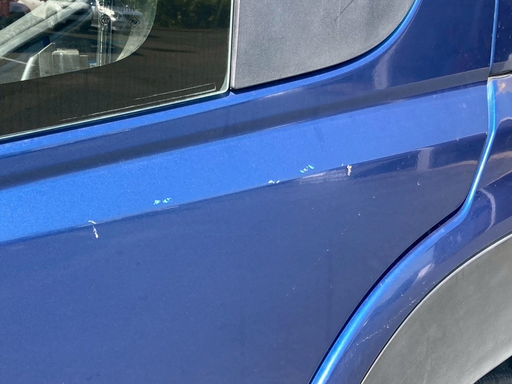 助手席側ドアにスリキズが点々と有ります|UDトラックス クオン QKG-GK6XADの写真17