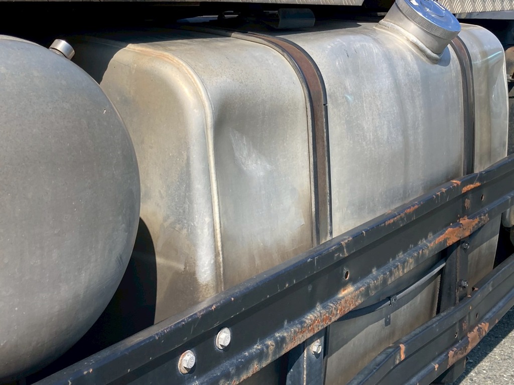 燃料タンク前側にも凹みがあります|UDトラックス クオン QKG-GK6XADの写真23