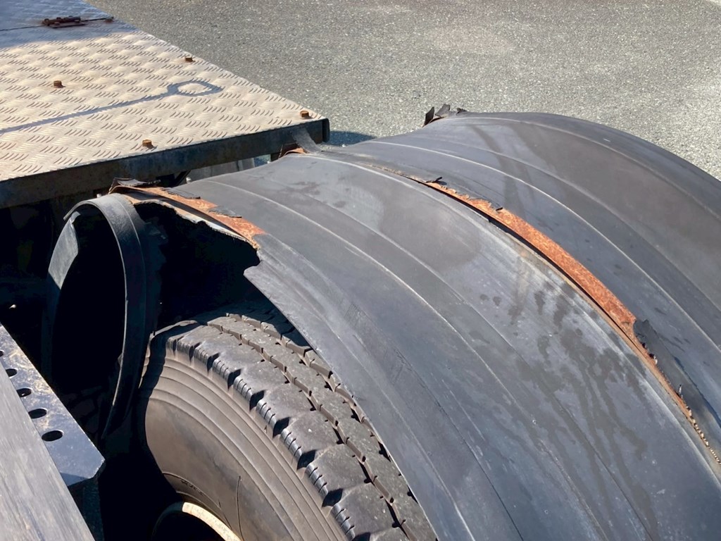 右リアフェンダーカバーに破れ、欠損が有ります|UDトラックス クオン QKG-GK6XADの写真24