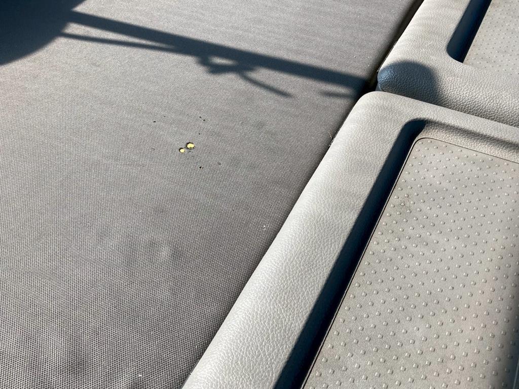 ベッドスペースに破れ穴が有ります|UDトラックス クオン QKG-GK6XADの写真28