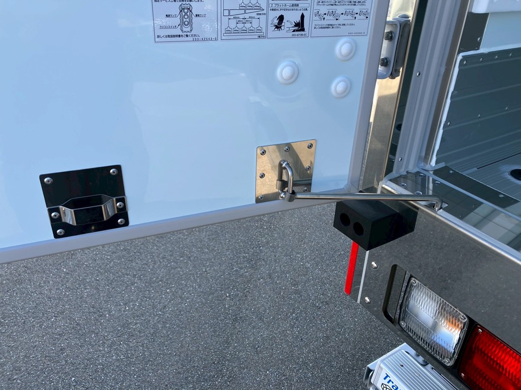 助手席ドアのストッパーの状態です。|日野 レンジャー 2KG-FD2ABG(2WD)の写真10