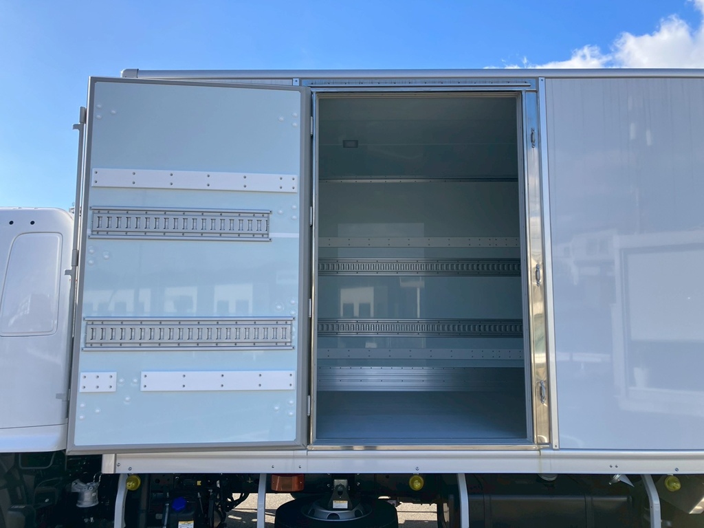 サイドドアを開けた状態です。（扉周りはステンレス製です。）|日野 レンジャー 2KG-FD2ABG(2WD)の写真17