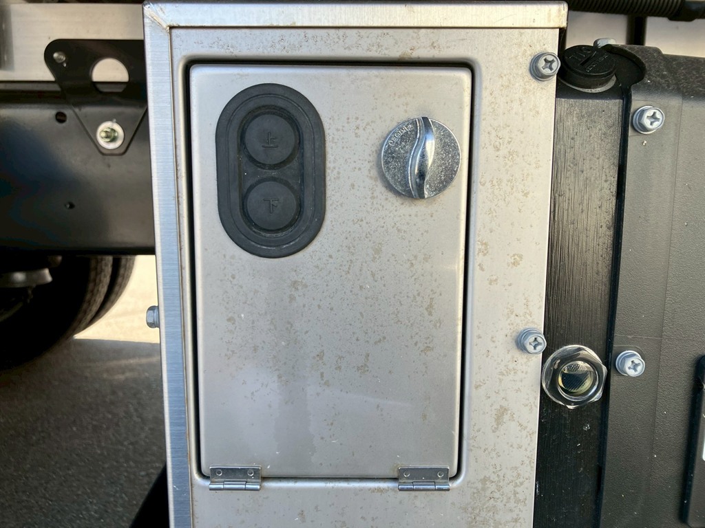 ゲートの昇降スイッチです。|日野 レンジャー 2KG-FD2ABG(2WD)の写真20