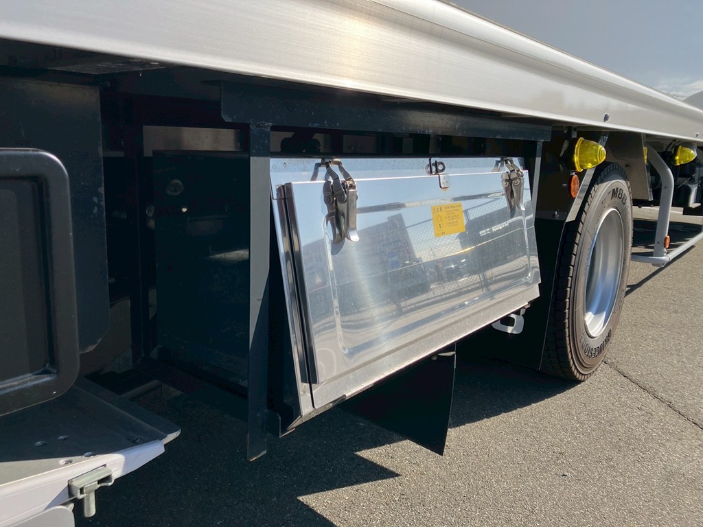 ボディー運転席側後方にステンレス製の工具箱が付いています。|日野 レンジャー 2KG-FD2ABG(2WD)の写真22