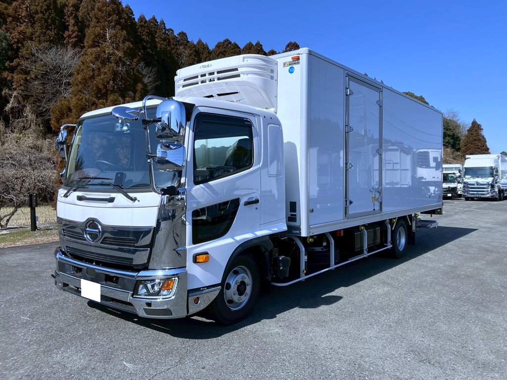 フロント周り、メッキパーツで飾っています。|日野 レンジャー 2KG-FD2ABG(2WD)の写真1