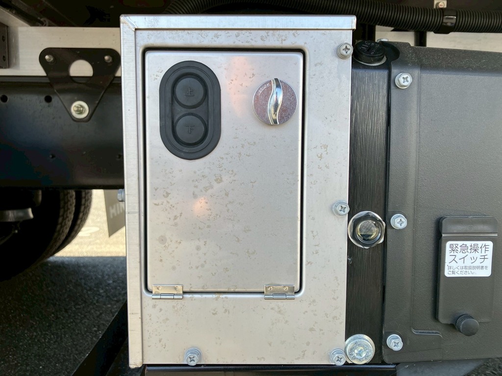 ゲートの昇降スイッチです。|日野 レンジャー 2KG-FD2ABG(2WD)の写真20