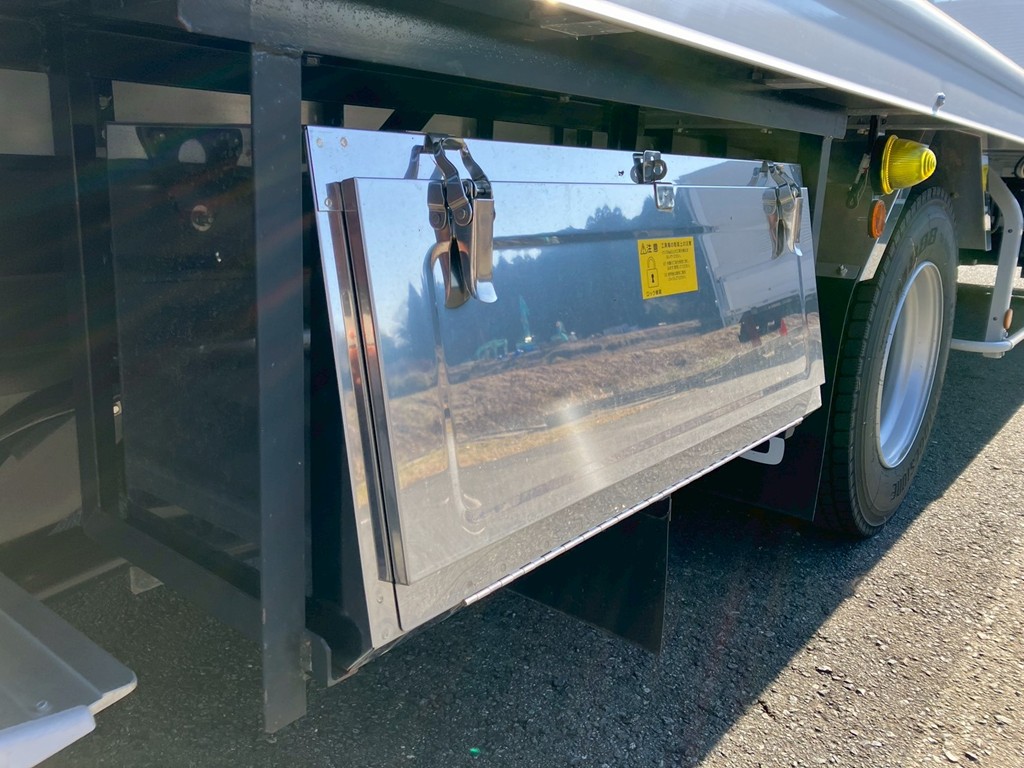 ボディー運転席側後方にステンレス製の工具箱が付いています。|日野 レンジャー 2KG-FD2ABG(2WD)の写真22