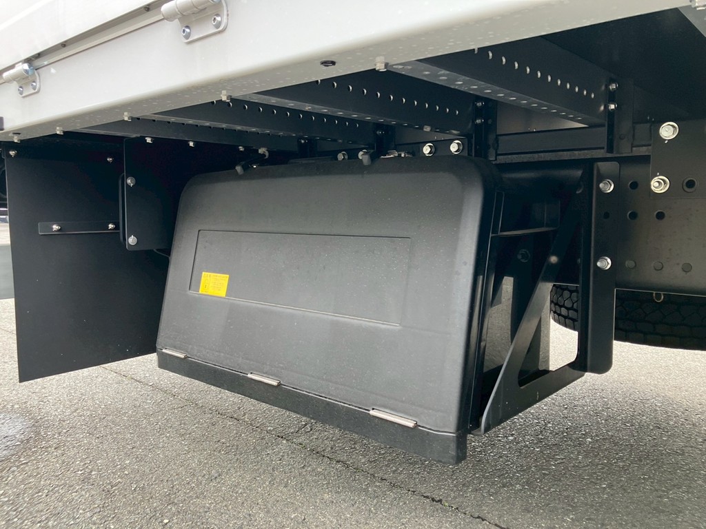 運転席側ボディー後方に物入れが付いています。|日野 プロフィア 2DG-FW1AHCの写真12