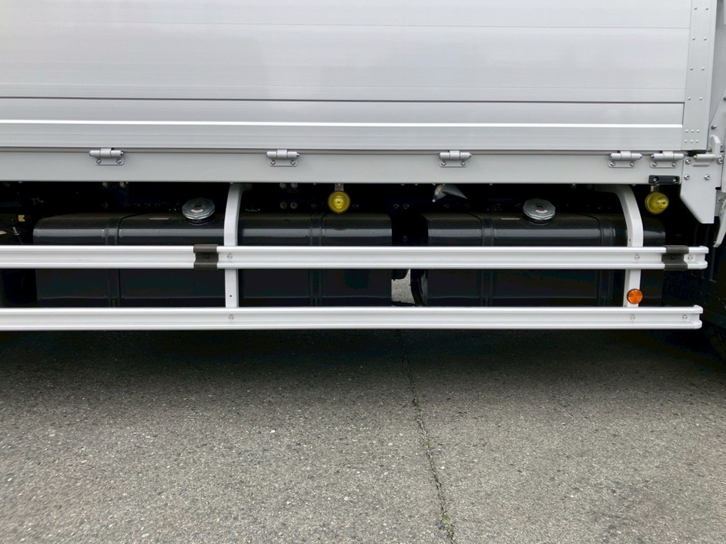 燃料タンクは300L×1個、200L×1個です。|日野 プロフィア 2DG-FW1AHCの写真15