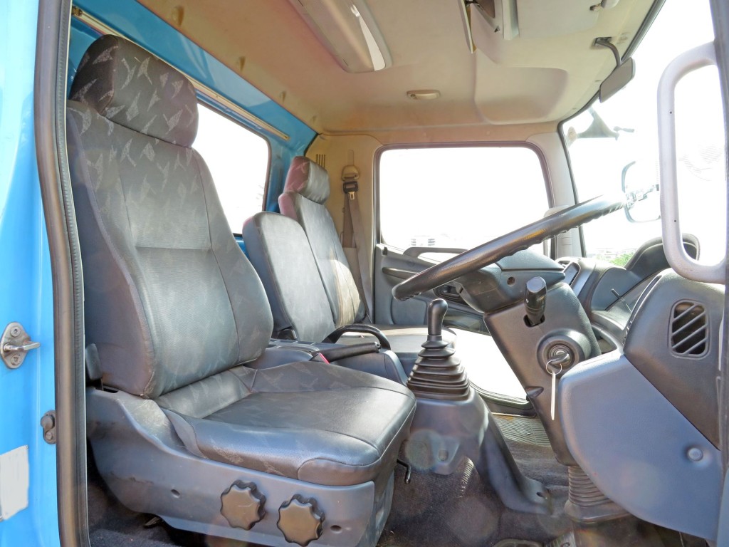 乗車定員は3名です。(運転席座面にヘタリ・たばこの焦げ跡があります)|日野 レンジャー BKG-FC7JKYA(2WD)の写真6