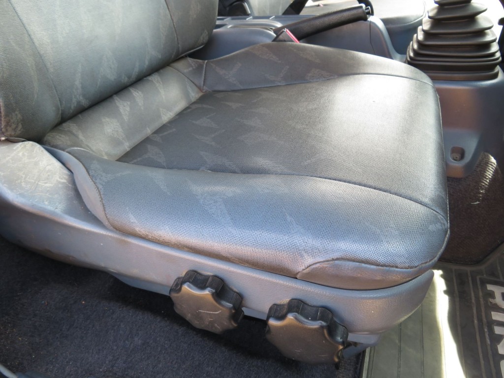 運転席座面の状態です。|日野 レンジャー BKG-FC7JKYA(2WD)の写真27