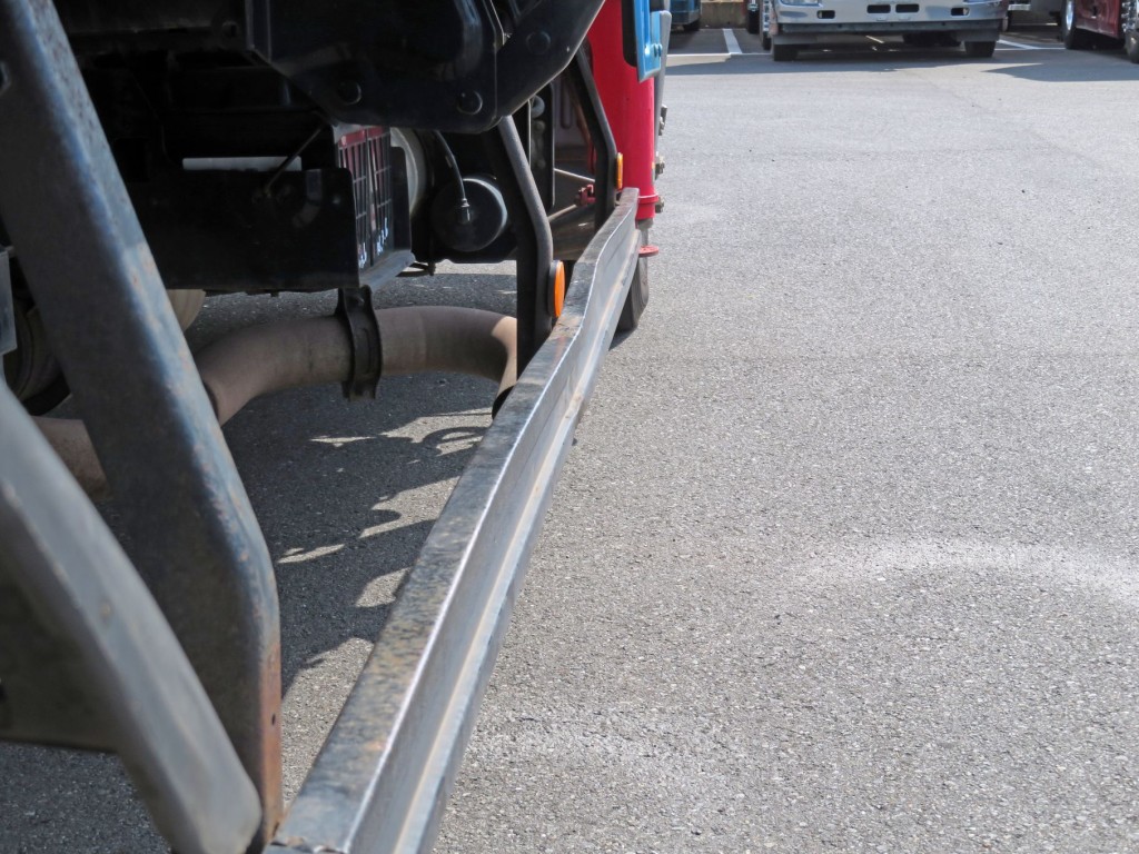 運転席側サイドバンパーに曲がりがあります。|日野 レンジャー BKG-FC7JKYA(2WD)の写真35