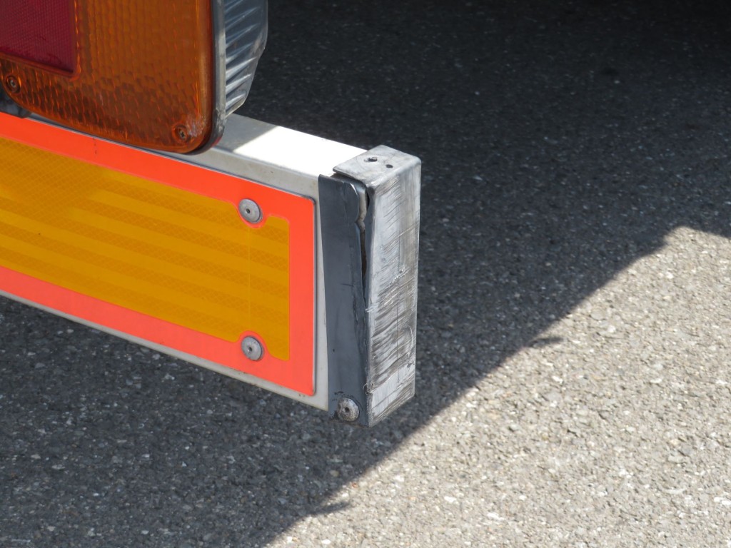 リアバンパー運転席側端のキャップが割れています。|日野 レンジャー BKG-FC7JKYA(2WD)の写真43