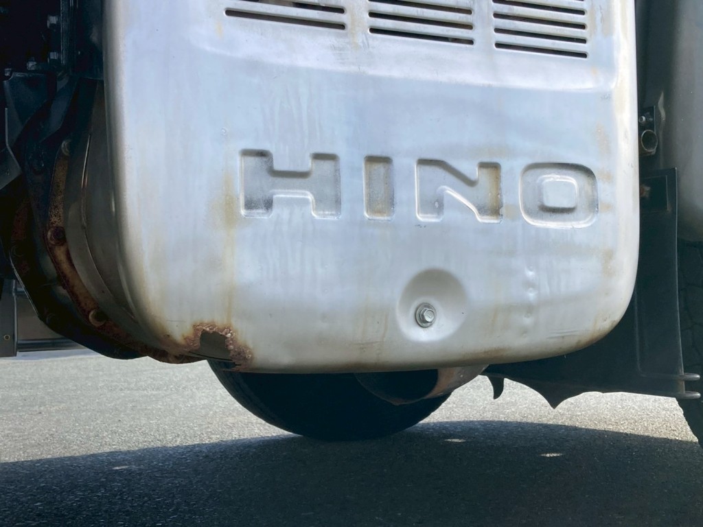 マフラーカバーに凹みサビが有ります|日野 プロフィア QPG-FS1EWEAの写真29