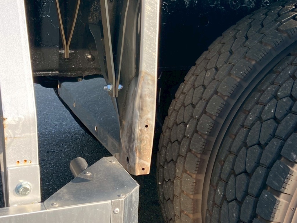 左に泥除けステーに曲りが有ります|日野 プロフィア QPG-FS1EWEAの写真31