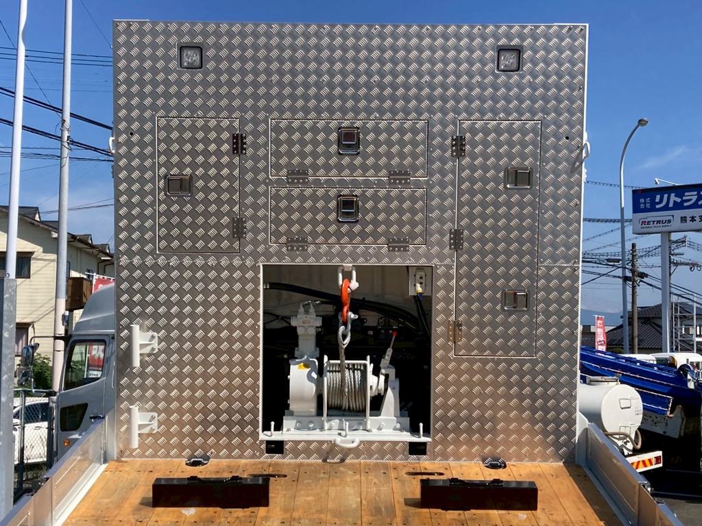 プロテクターに縞板アルミが張られています。|三菱 スーパーグレート 2PG-FS84VZの写真11