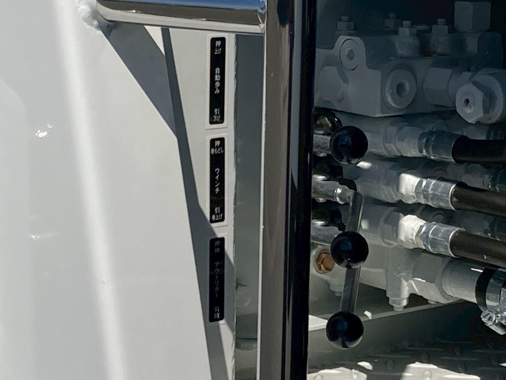 自動歩み・ウインチ・アウトリガーの操作レバーです。|三菱 スーパーグレート 2PG-FS84VZの写真18