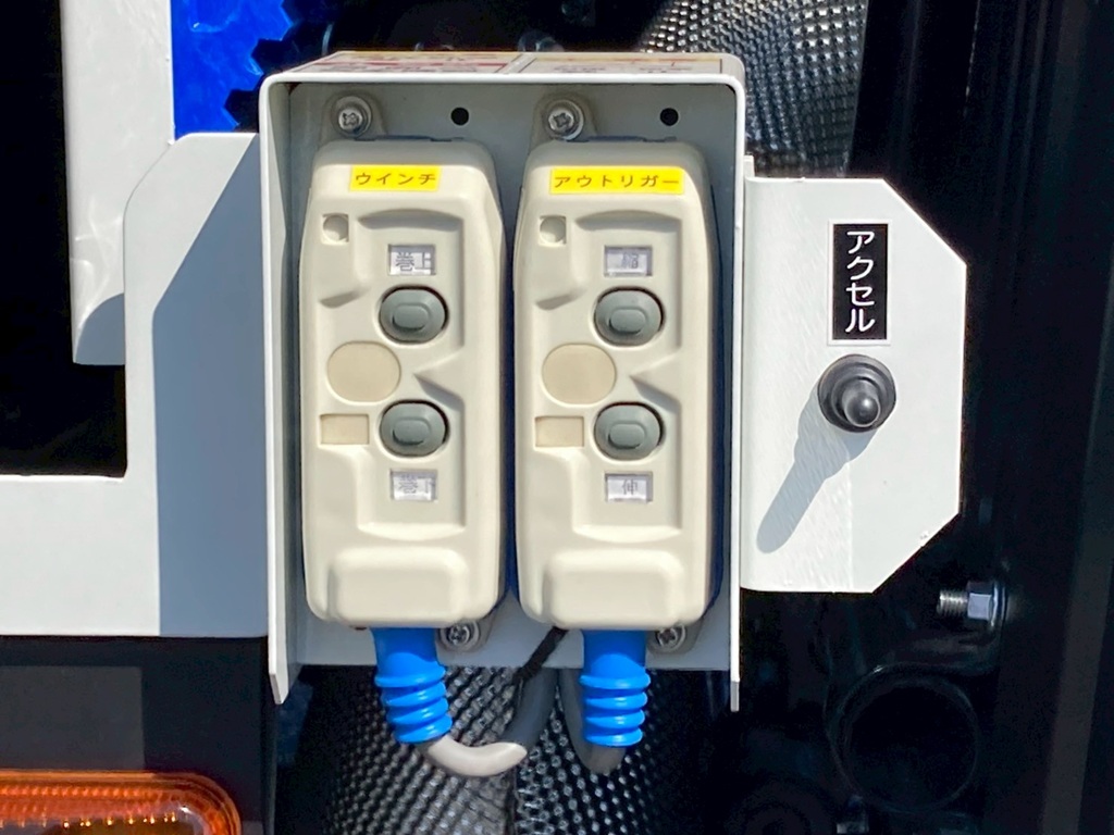 ウインチ・アウトリガーの操作スイッチです。|三菱 スーパーグレート 2PG-FS84VZの写真19