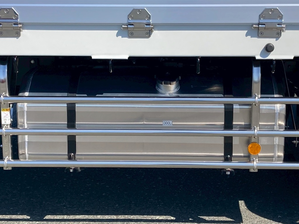 燃料タンクは300Lアルミ製です。|三菱 スーパーグレート 2PG-FS84VZの写真24