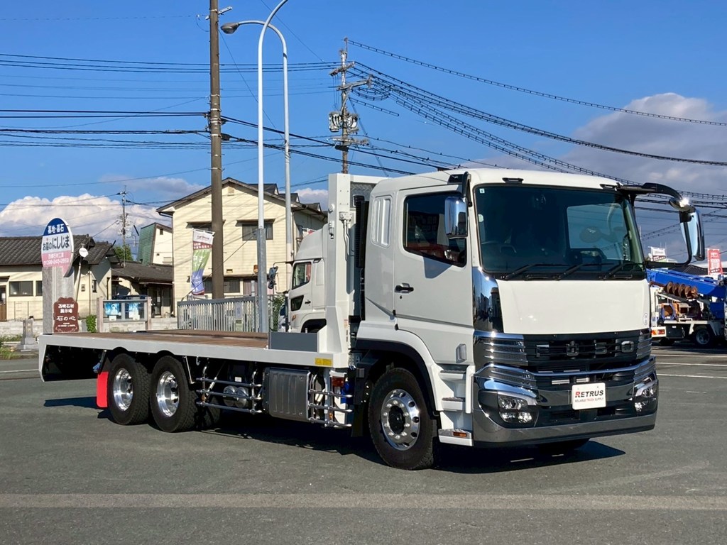 ホイールはアルミ製、サイドバンパーはステンレス製です。|三菱 スーパーグレート 2PG-FV80VYの写真2