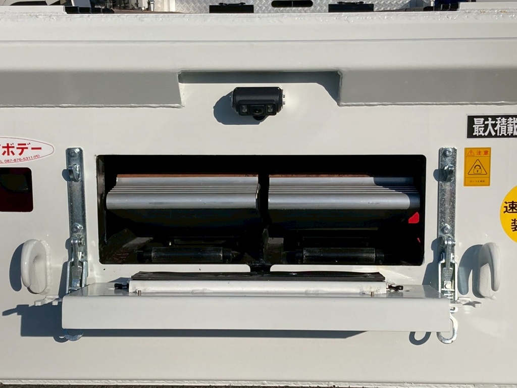 歩み板の格納庫付きです。|三菱 スーパーグレート 2PG-FV80VYの写真17