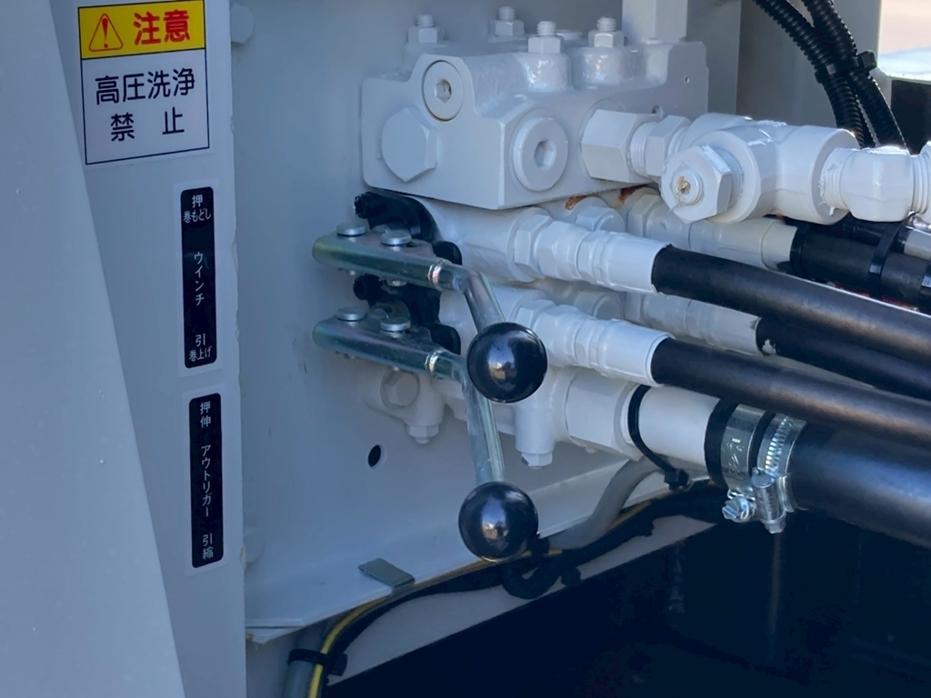 ウインチ 及び アウトリガーの操作レバーです。|三菱 スーパーグレート 2PG-FV80VYの写真18