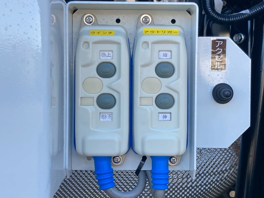 ウインチ 及び アウトリガーの操作スイッチです。|三菱 スーパーグレート 2PG-FV80VYの写真19