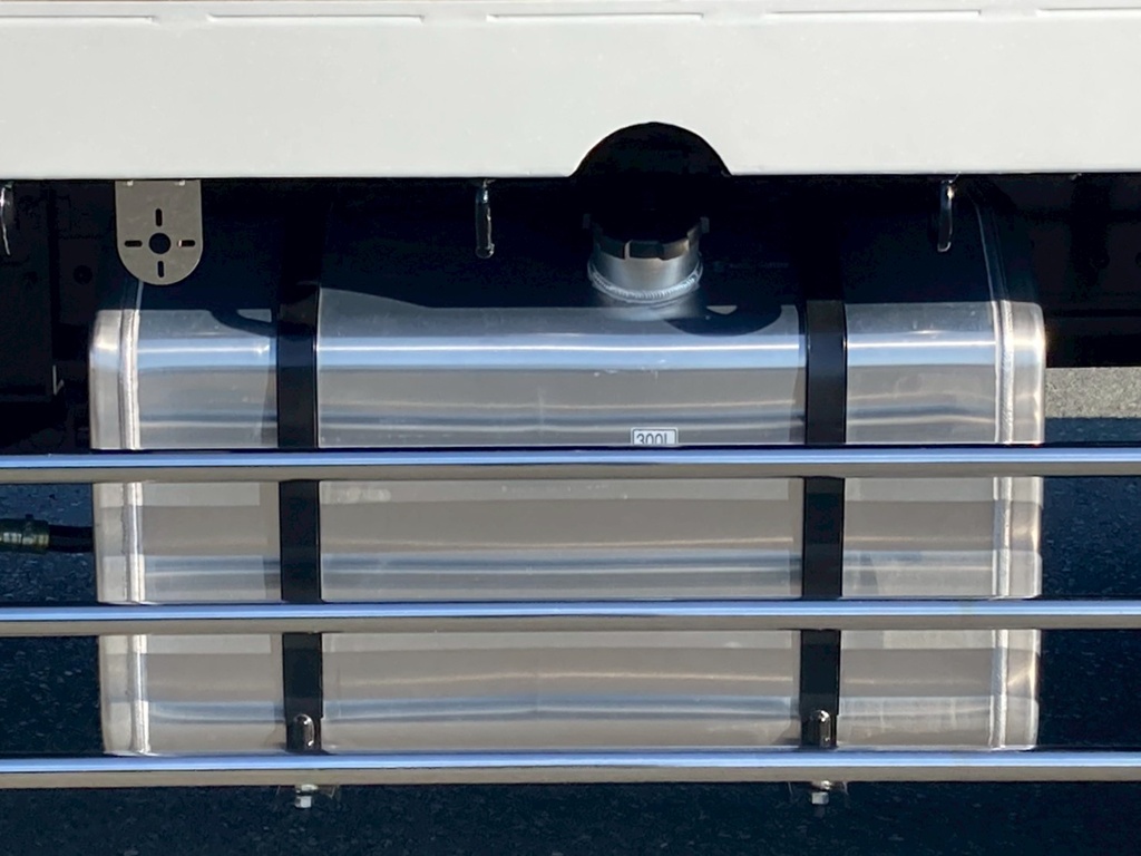 燃料タンクは300Lアルミ製です。|三菱 スーパーグレート 2PG-FV80VYの写真21