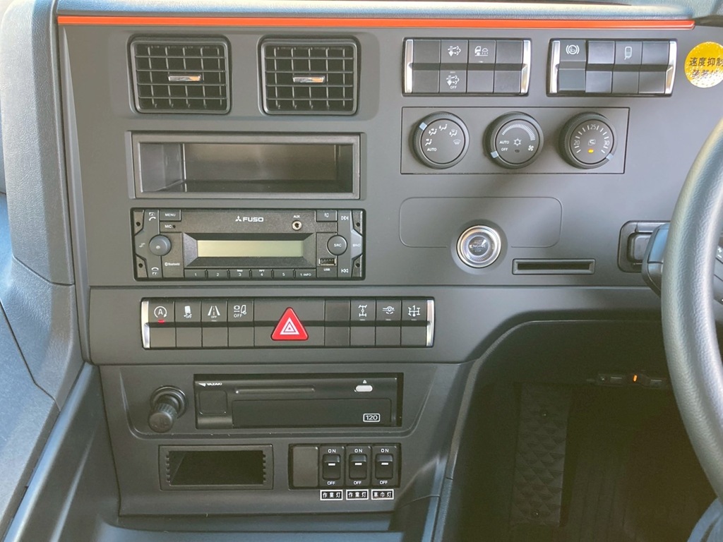 インパネ周りの状態です。|三菱 スーパーグレート 2PG-FV80VYの写真23