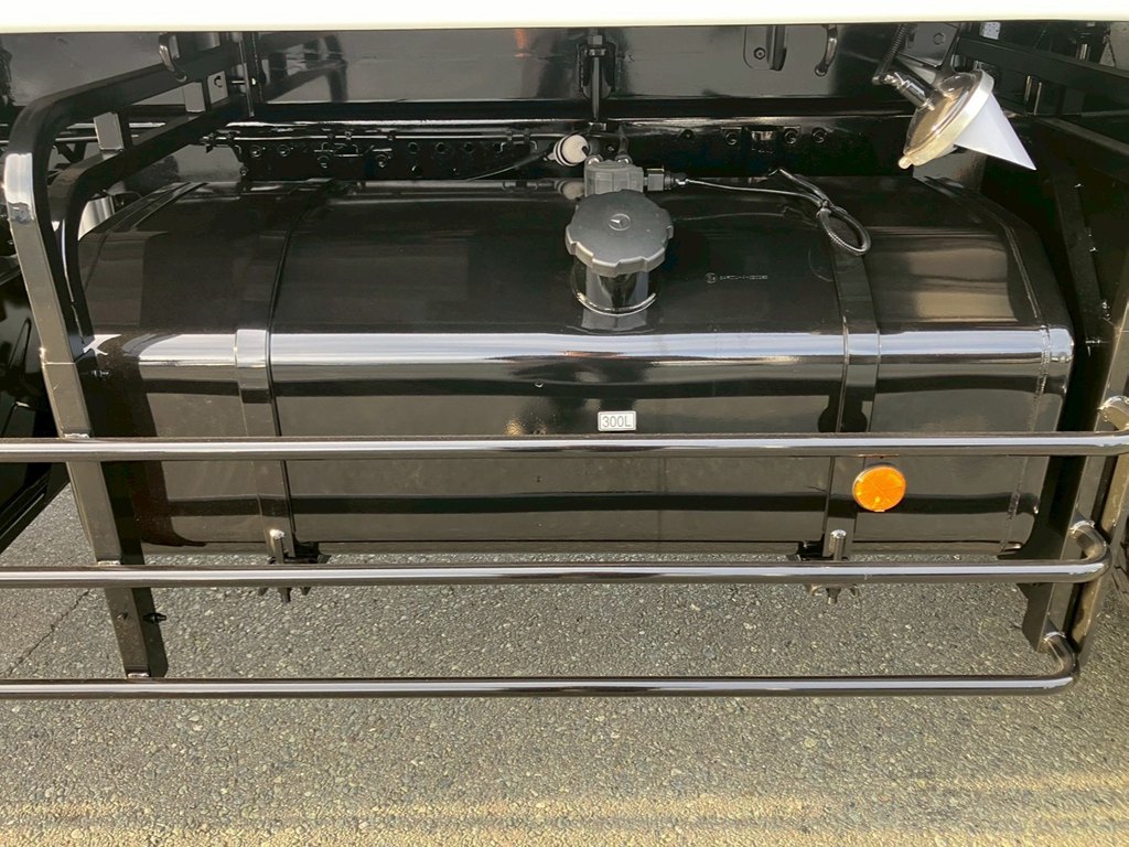 燃料タンクは300Lです。|三菱 スーパーグレート 2PG-FV80VZの写真16